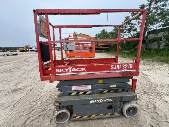 SKYJACK S3219E SCISSOR LIFT SN:1672 electric powered, equipped with 19ft. Platform height, slide out