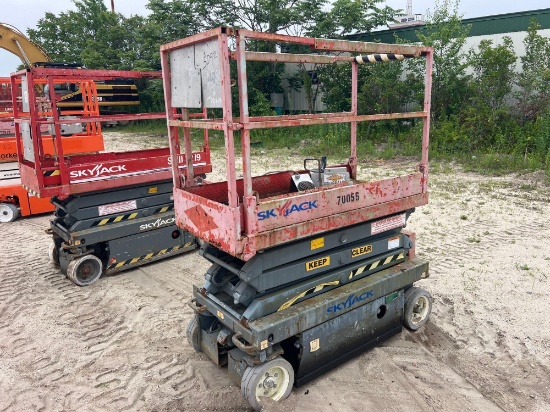 SKYJACK SJIII3219 SCISSOR LIFT SN:22003212 electric powered, equipped with 19ft. Platform height,