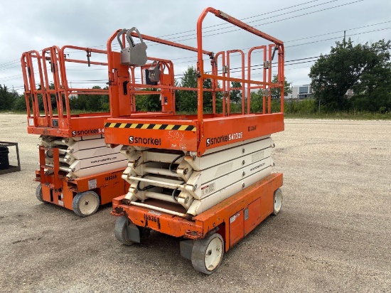 SNORKEL S4732E SCISSOR LIFT SN:426 electric powered, equipped with 32ft. Platform height, slide out