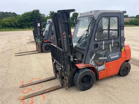 TOYOTA 7FGU20 FORKLIFT SN:80398 powered by dual fuel engine, equipped with OROPS, 4,000lb lift