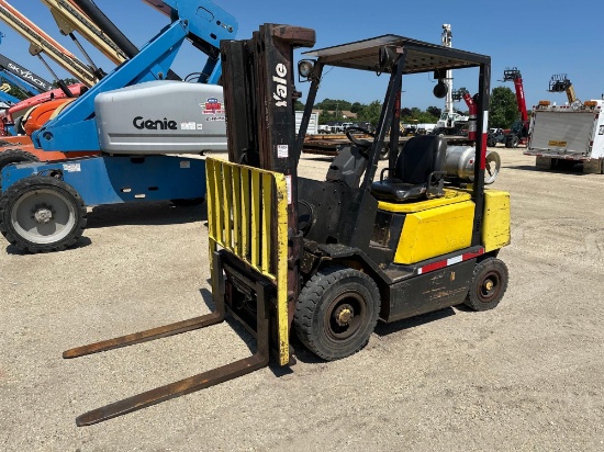 YALE GLP050 FORKLIFT SN:B08257X powered by LP engine, equipped with 100CFM.