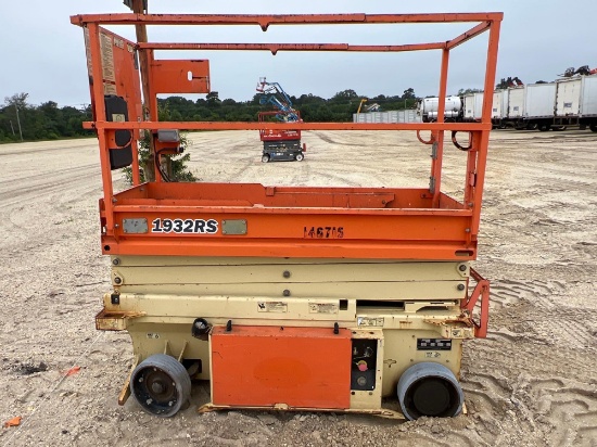 JLG 1932R SCISSOR LIFT SN:241467 electric powered, equipped with 19ft. Platform height, slide out