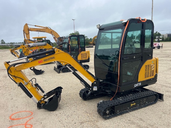 NEW AGT QK18K-C HYDRAULIC EXCAVATOR powered by Kubota diesel engine, 15hp, digging bucket.