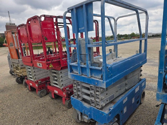 GENIE GS1930 SCISSOR LIFT SN:GS3012A-115310 electric powered, equipped with 19ft. Platform height,