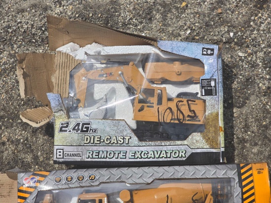 NEW SKLP EXCAVATOR TOY