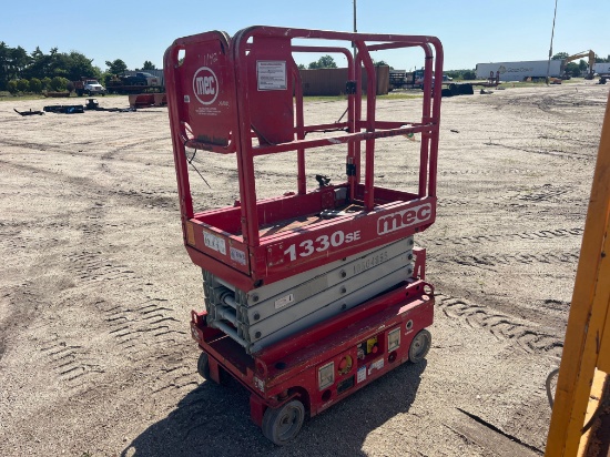 2016 MEC 1330SE SCISSOR LIFT SN:16300153 electric powered, equipped with 13ft. Platform height,