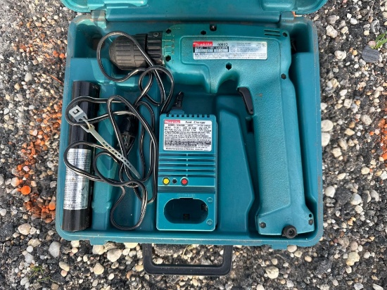 MAKITA 6095D CORDLESS DRILL WITH BATTERY & CHARGER SUPPORT EQUIPMENT.