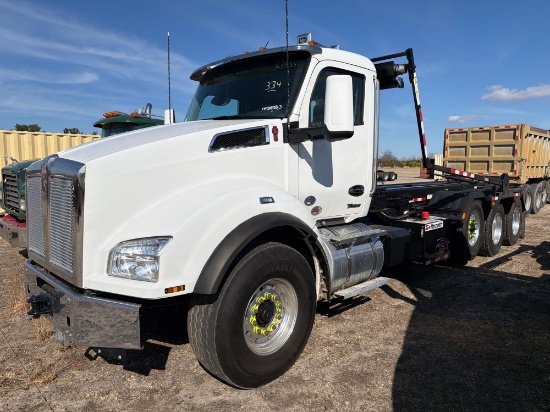 VIRTUALLY NEW KENWORTH T880 ROLLOFF TRUCK powered by Cummins diesel engine, equipped with Allison
