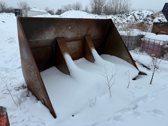 7.5 YARD HIGH TIP BUCKET RUBBER TIRED LOADER ATTACHMENT with Volvo coupler hooks.