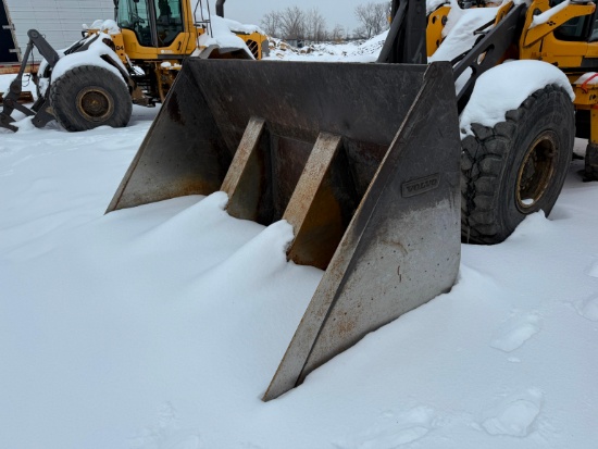7.5 YARD HIGH TIP BUCKET RUBBER TIRED LOADER ATTACHMENT with Volvo coupler hooks.