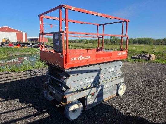 2015 SKYJACK SJIII4632 SCISSOR LIFT SN:70024404 electric powered, equipped with 32ft. Platform