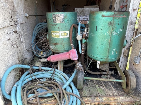 20FT. CONTAINER with (2) Clemco 6 CF Sand Blasters, Graco Pump, SPI 25/25H