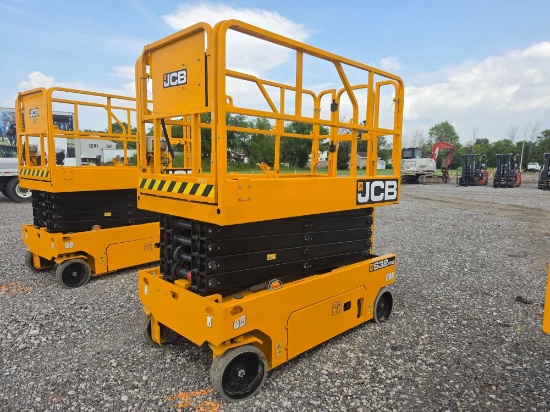 NEW JCB S3246E SCISSOR LIFT SN:5329293 electric powered, equipped with 32ft. Platform height, slide