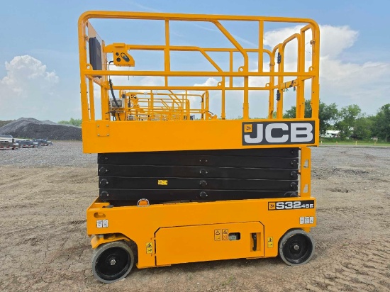 NEW JCB S3246E SCISSOR LIFT SN:5329299 electric powered, equipped with 32ft. Platform height, slide