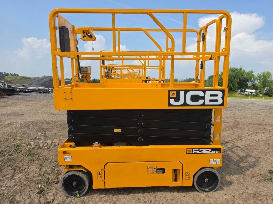 NEW JCB S3246E SCISSOR LIFT SN:5329259 electric powered, equipped with 32ft. Platform height, slide