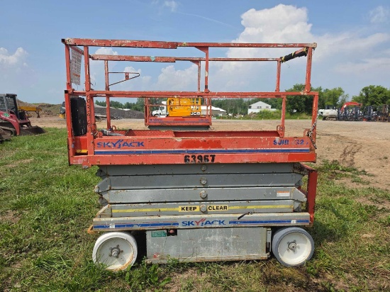 SKYJACK SJ3226 SCISSOR LIFT SN:9373 electric powered, equipped with 26ft. Platform height, slide out