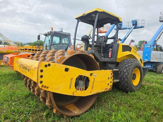 2018 BOMAG BW211D-5 VIBRATORY ROLLER SN:101586081511 powered by diesel engine, equipped with OROPS,