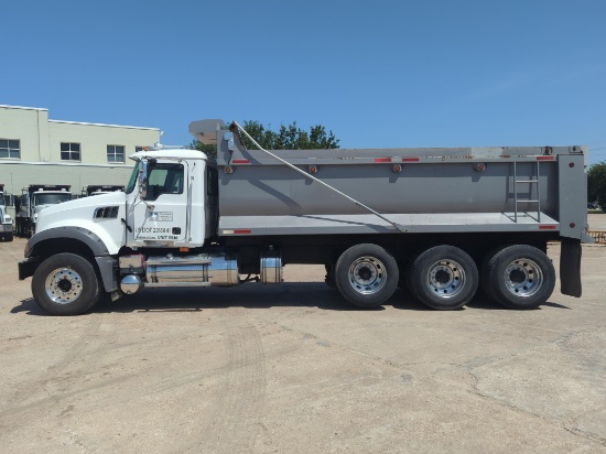 2009 MACK GU713 DUMP TRUCK VN:9M005706 powered by Mack MP8 diesel engine, 425hp, equipped with Mack