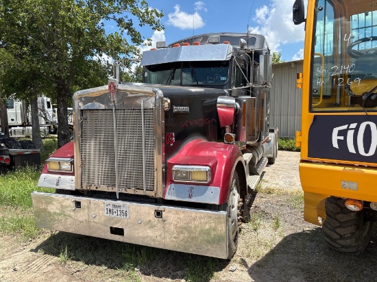 2000 KENWORTH T600 TRUCK TRACTOR VN:1XKADB9X1YR846007 powered by diesel engine, equipped with tandem