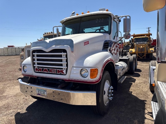 2003 MACK CV713 TRUCK TRACTOR VN:1M1AG112YX3M002572 powered by Mack E7 diesel engine, 400hp,