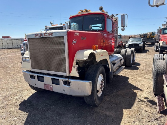 1989 MACK RW653 SUPERLINER TRUCK TRACTOR VN:1M2AY34Y2KM001155 powered by Cat 3406 diesel engine,