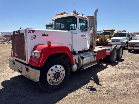 MACK RW652 SUPERLINER TRUCK TRACTOR VN:1M2AY60 Y4KM001004 powered by Cat diesel engine, equipped