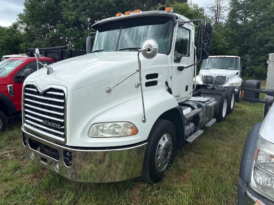 2015 MACK CXU613 PINNACLE TRUCK TRACTOR VN:1M1AW07Y6FM050918 powered by Mack MP8 diesel engine,
