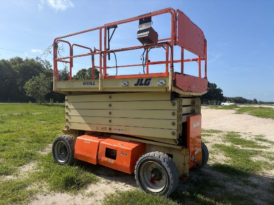 JLG 4069LE SCISSOR LIFT SN:200236085 electric powered, equipped with 40ft. Platform height, slide