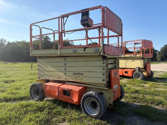JLG 4069LE SCISSOR LIFT SN:200235777 electric powered, equipped with 40ft. Platform height, slide