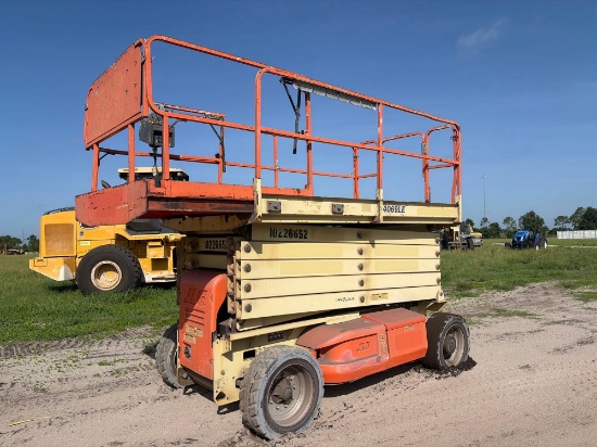 JLG 4069LE SCISSOR LIFT SN:200225765 electric powered, equipped with 40ft. Platform height, slide