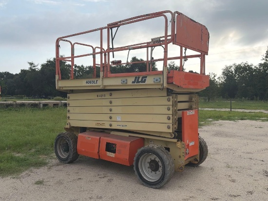 JLG 4069LE SCISSOR LIFT SN:200250098 electric powered, equipped with 40ft. Platform height, slide