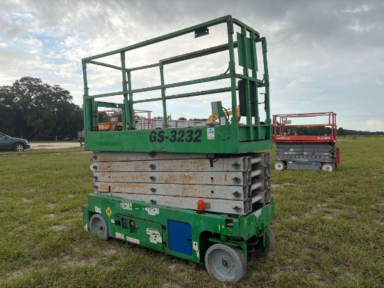 GENIE GS3232 SCISSOR LIFT SN:GS3215A-137483 electric powered, equipped with 32ft. Platform height,