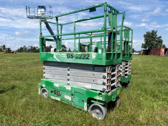 GENIE GS3232 SCISSOR LIFT SN:GS3214A-135909 electric powered, equipped with 32ft. Platform height,