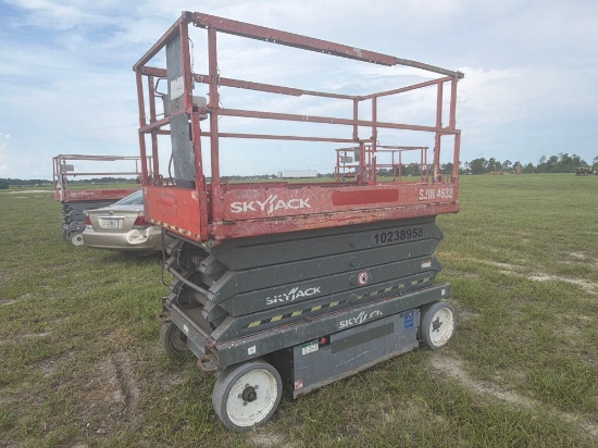 SKYJACK SJIII4632 SCISSOR LIFT SN:70018907 electric powered, equipped with 32ft. Platform height,