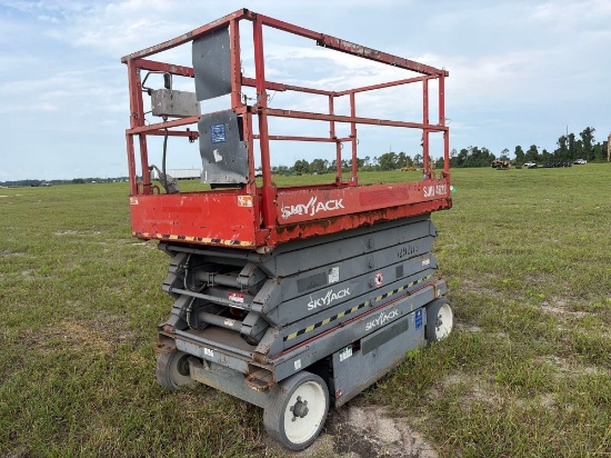 SKYJACK SJIII4632 SCISSOR LIFT SN:70020881 electric powered, equipped with 32ft. Platform height,