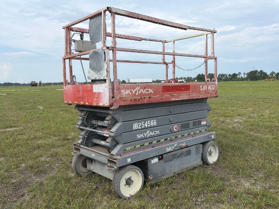 SKYJACK SJIII4632 SCISSOR LIFT SN:70019453 electric powered, equipped with 32ft. Platform height,