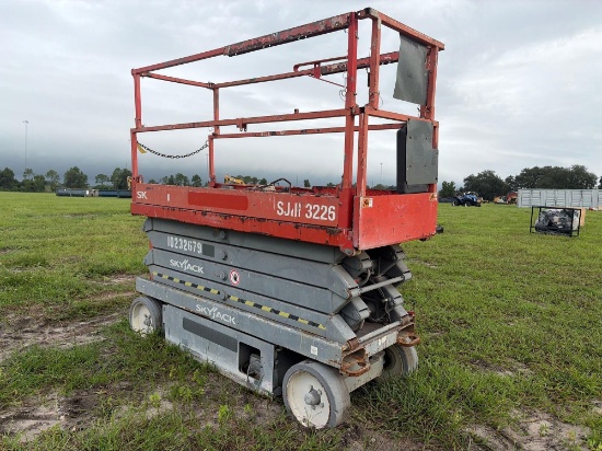 SKYJACK SJIII3226 SCISSOR LIFT SN:27018475 electric powered, equipped with 26ft. Platform height,