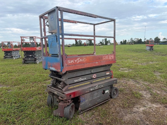 SKYJACK SJIII3219 SCISSOR LIFT SN:22058120 electric powered, equipped with 19ft. Platform height,