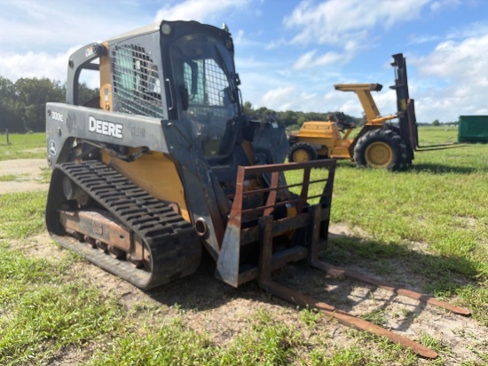 JOHN DEERE 333 RUBBER TRACKED SKID STEER SN:8616 powered by John Deere diesel engine, equipped