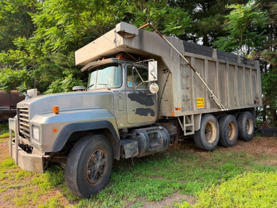MACK DUMP TRUCK VN:1M2P264C8NM010691 powered by Mack EM7-300hp, equipped with Maxitorque 7 speed