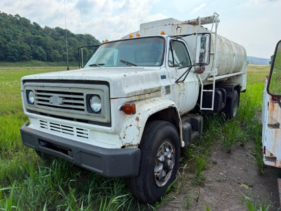 CHEVY C65 FUEL TRUCK VN:CCE666V151693 powered by V8 gas engine, equipped with 5 speed transmission