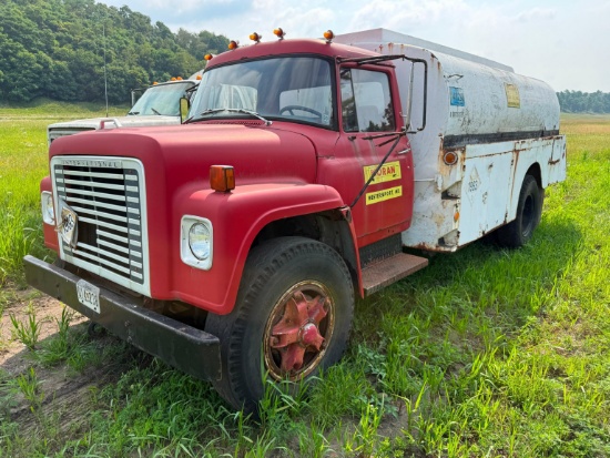 INTERNATIONAL 1700 FUEL TRUCK VN:10672CHA37226 powered by V8 gas engine, equipped with manual
