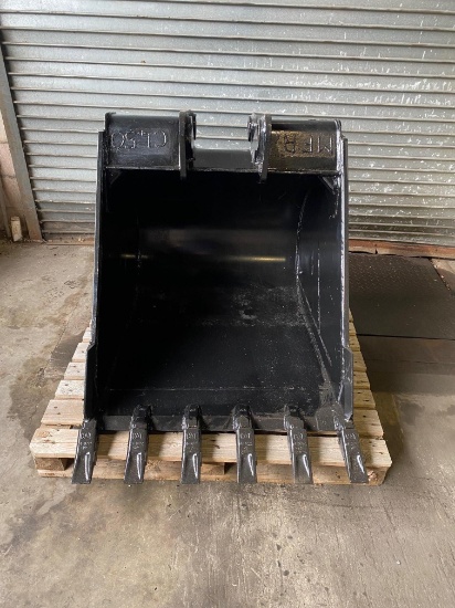 NEW CAT 36IN. DIGGING BUCKET TRACTOR LOADER BACKHOE ATTACHMENT for Cat 450/446. The sides have been