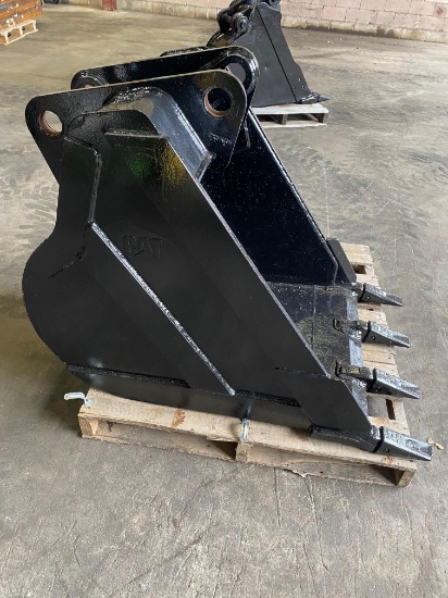 NEW CAT 30IN. DIGGING BUCKET TRACTOR LOADER BACKHOE ATTACHMENT for Cat 450/446. The sides have been