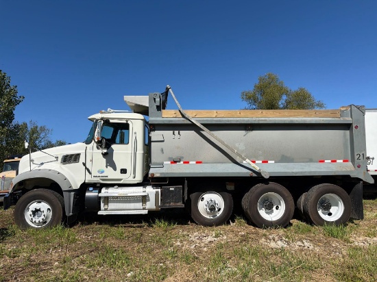 2015 MACK GRANITE DUMP TRUCK VN:1M2AX04C0FM021478 powered by Mack MP7 diesel engine, 350/450hp,
