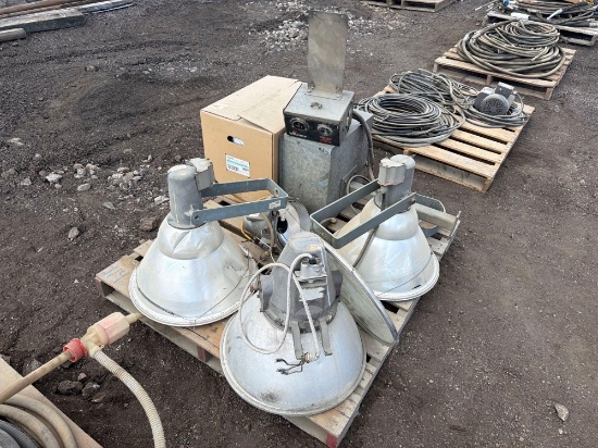 PALLET OF LIGHT PLANT LIGHTS, BOX OF REPLACEMENT BULBS SUPPORT EQUIPMENT