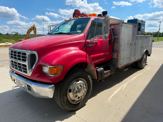 2002 FORD F650XLT SERVICE TRUCK VN:3FDNF65502MA27044 powered by Navistar 7.3L diesel engine,