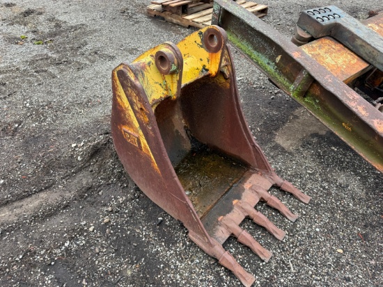 Cat 24in. Digging Bucket Tractor Loader Backhoe Attachment