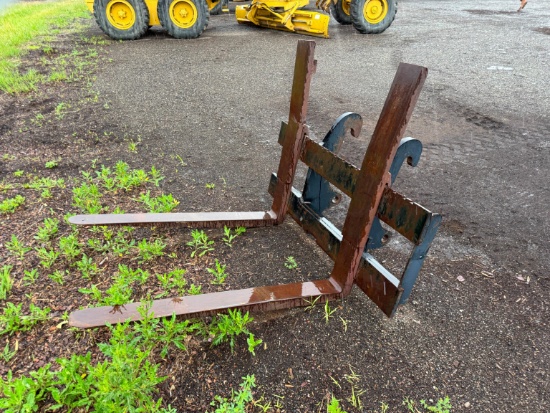 CAT 48IN. PALLET FORKS RUBBER TIRED LOADER ATTACHMENT fits Cat 930G, quick coupler.