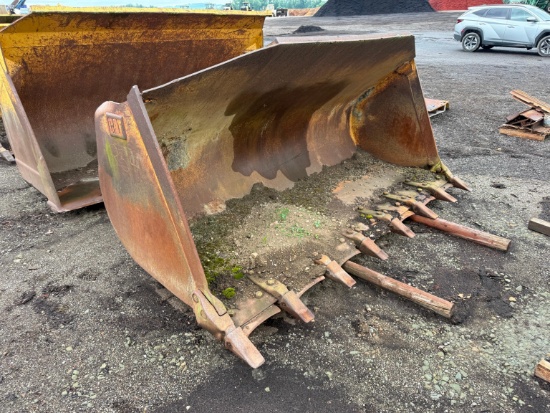 CAT GP BUCKET W/ TEETH RUBBER TIRED LOADER ATTACHMENT fits Cat 950, pin on.